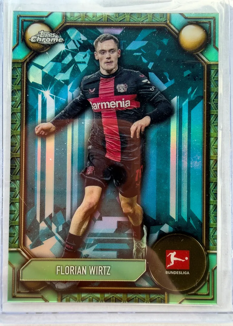 Florian Wirtz, Topps Bundesliga Jade Edition 2023/24, karta CJ-4 — awers z chromowanym, jadeitowym tłem i piłkarzem Bayeru Leverkusen