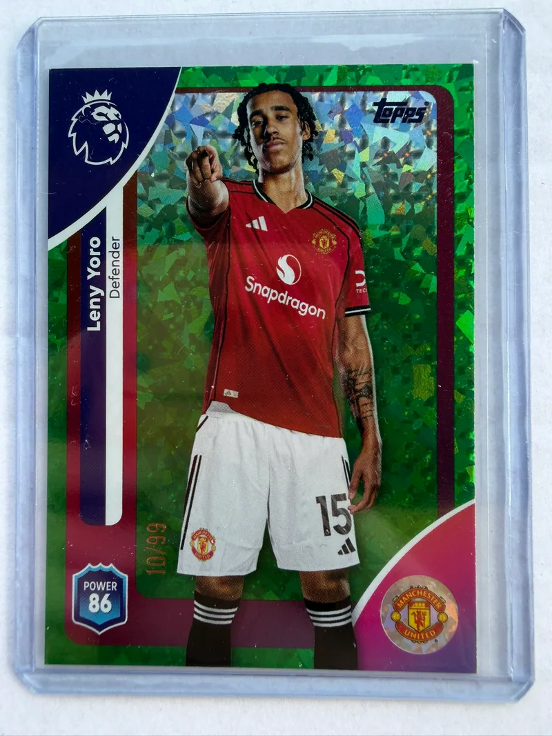 Leny Yoro — Topps Premier League Debut Edition 2025/26 Green Rainbow Foil 10/99, karta 202, przód