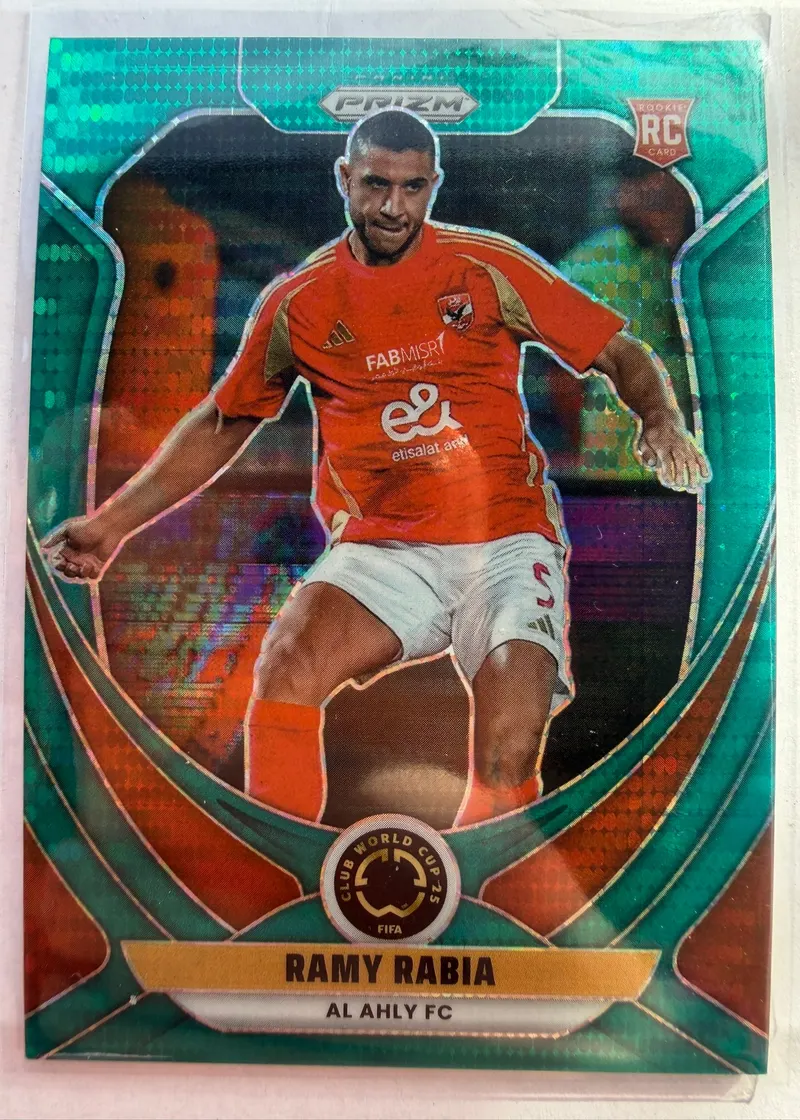 Ramy Rabia, Panini Prizm FIFA Club World Cup 2025, parallel Teal Pulsar 02/25 — awers z turkusowym tłem i zawodnikiem w pomarańczowym stroju Al Ahly